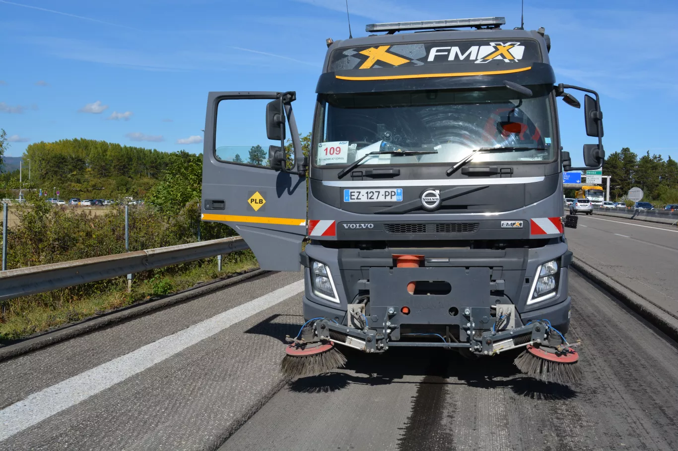 Laveuse THP en action sur une voirie, opérée par un chauffeur équipé