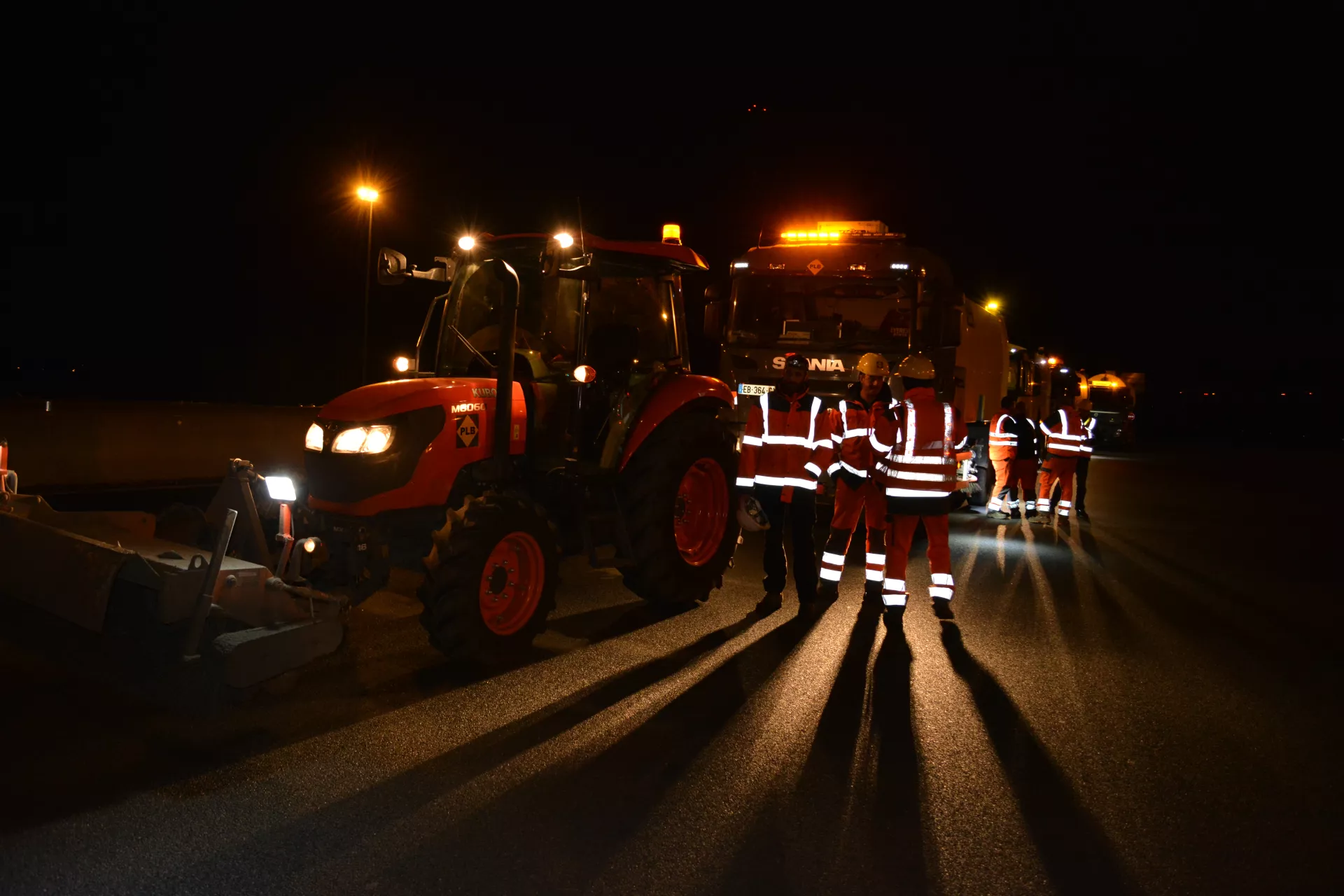 Éclairage nocturne d’un chantier de travaux publics avec projecteurs LED et signalisation lumineuse