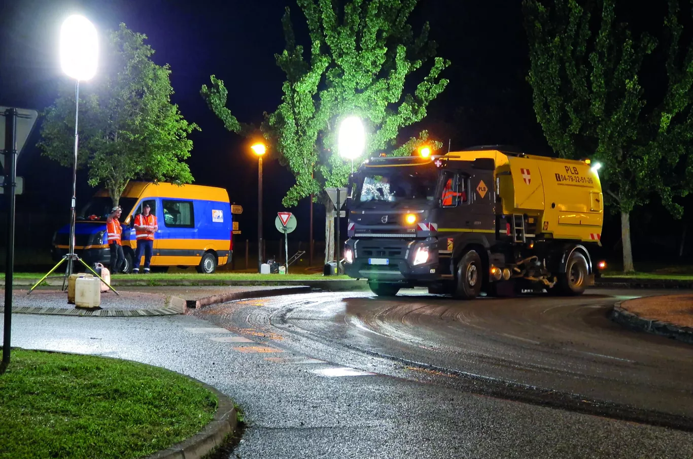 Balisage lumineux sur un chantier nocturne