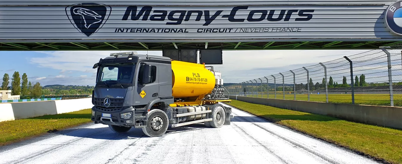 Epandage de lait de chaux sur les routes en Auvergne