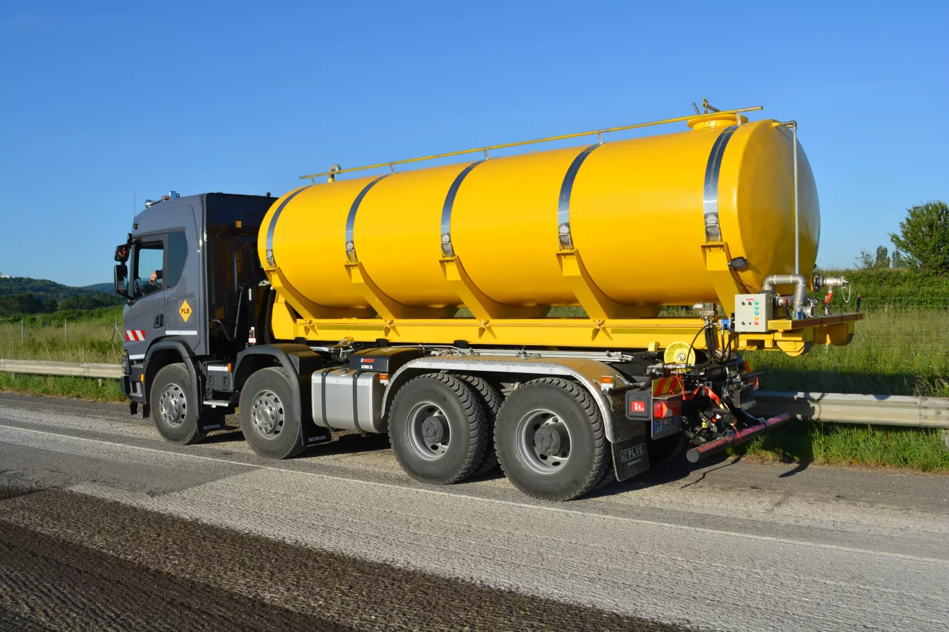 Approvisionnement en eau pour compactage des remblais - Location de citerne avec chauffeur