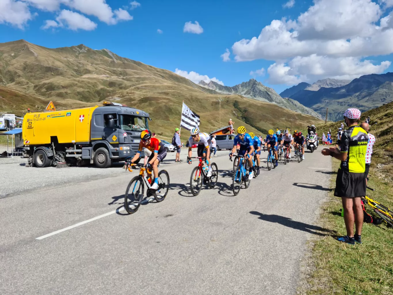 Nettoyage de la voirie après le passage du Tour de France