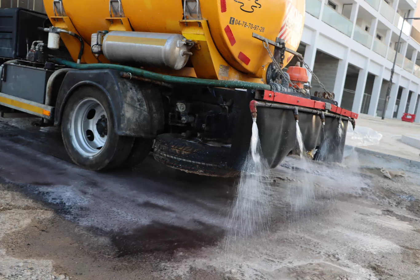 Epandage de lait de chaux sur voirie