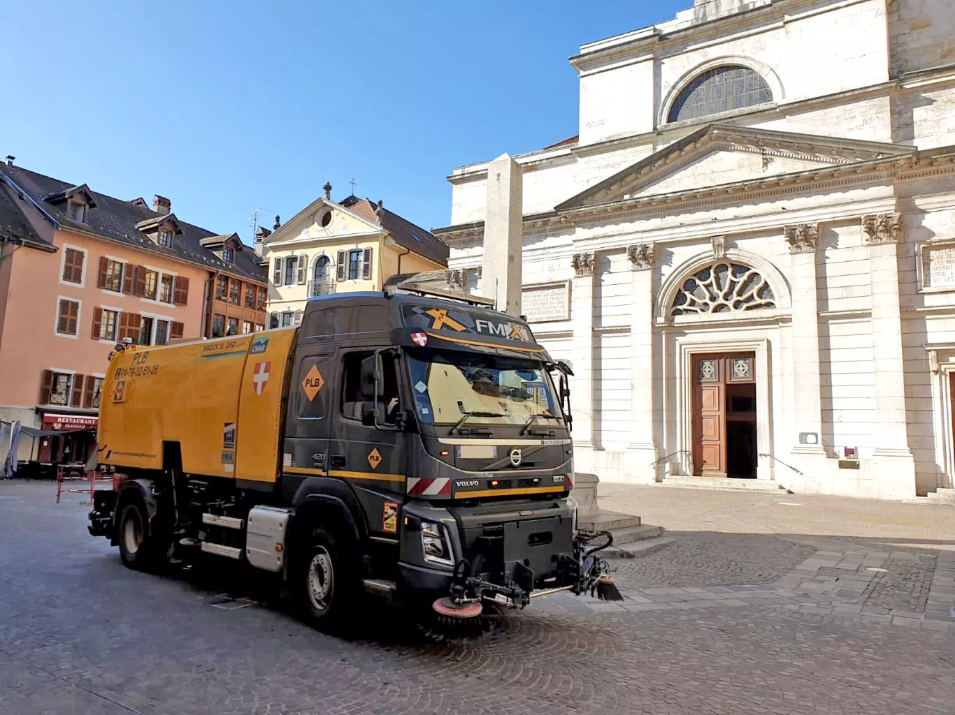 Location d'engin TP avec chauffeur en centre-ville d'Annecy pour travaux en zone urbaine